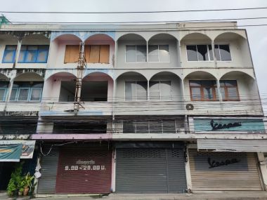 อาคารพาณิชย์ 3 ชั้น ถนนโชคชัยสี่ แขวงลาดพร้าว เขตลาดพร้าว กทม.