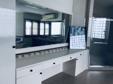 Townhome/office (400sqm), 5 Bed 5 Bath in Ekkamai for Rent