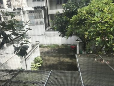 Home office or restaurant with big garden for rent in Ekkamai