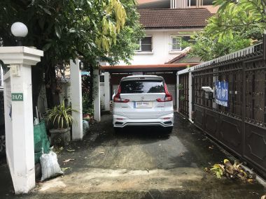 Home office or restaurant with big garden for rent in Ekkamai