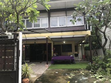 Home office or restaurant with big garden for rent in Ekkamai