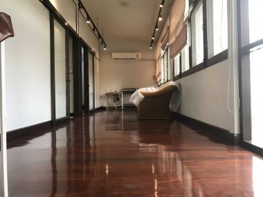 Home office or restaurant with big garden for rent in Ekkamai