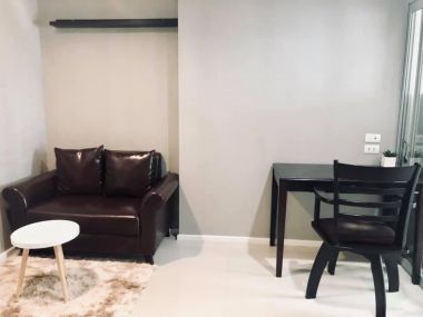 ห้อง ใกล้สวน บรรยากาศเงียบสงบร่มรื่น วิวเมืองสิ่งอำนวยความสะดวกครบครัน ร้านค้าร้านอาหารอื่นๆบริเวณใกล้เคียงโดยรอบโครงการ บีทีเอสพระโขนง 5-10 นาที