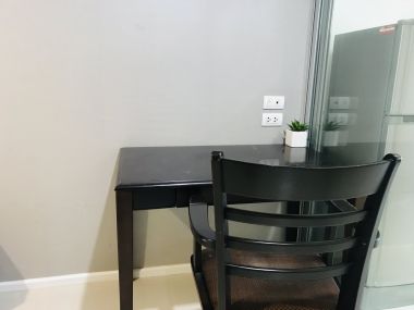 ห้อง ใกล้สวน บรรยากาศเงียบสงบร่มรื่น วิวเมืองสิ่งอำนวยความสะดวกครบครัน ร้านค้าร้านอาหารอื่นๆบริเวณใกล้เคียงโดยรอบโครงการ บีทีเอสพระโขนง 5-10 นาที