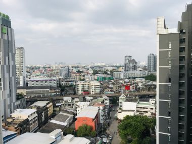 ห้อง ใกล้สวน บรรยากาศเงียบสงบร่มรื่น วิวเมืองสิ่งอำนวยความสะดวกครบครัน ร้านค้าร้านอาหารอื่นๆบริเวณใกล้เคียงโดยรอบโครงการ บีทีเอสพระโขนง 5-10 นาที