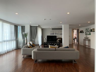 Newly renovated 4 Bedroom Apartment in Sathorn, only 5 min walk to BTS Surasak