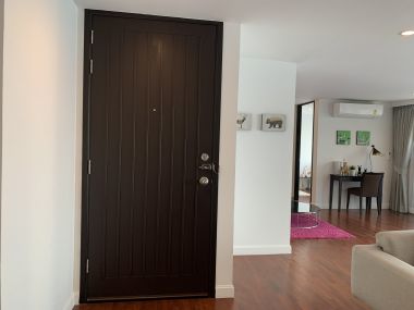 Newly renovated 4 Bedroom Apartment in Sathorn, only 5 min walk to BTS Surasak