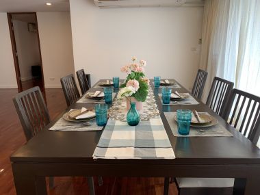 Spacious 3 bedroom apartment near BTS Surasak, Pets Freindly