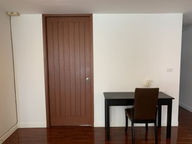 Spacious 3 bedroom apartment near BTS Surasak, Pets Freindly