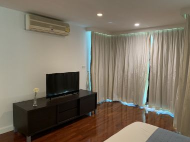 Spacious 3 bedroom apartment near BTS Surasak, Pets Freindly
