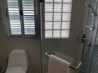 Spacious 3 bedroom apartment near BTS Surasak, Pets Freindly