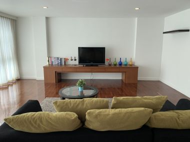 Spacious 3 bedroom apartment near BTS Surasak, Pets Freindly