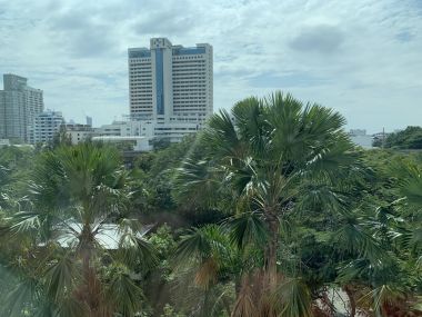 Spacious 3 bedroom apartment near BTS Surasak, Pets Freindly