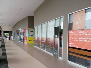Shop for rent, the area under the Supalai Veranda Rama 9 condo to do business, trade, on Rama 9 Road.