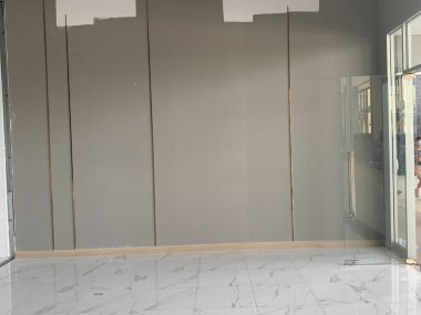 Shop for rent, the area under the Supalai Veranda Rama 9 condo to do business, trade, on Rama 9 Road.