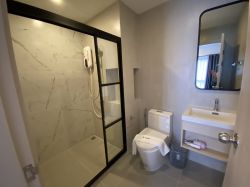 Metris Rama 9-Ramkhamhaeng 1 bedroom (Pet Friendly) has many rooms.