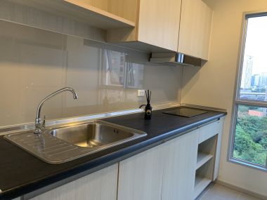 ขาย Aspire Sathorn-Taksin ห้องมุม ราคาดี เพียง 3,400,000 บาท รวมค่าใช้จ่ายทุกอย่าง 1 ห้องนอน 1 ห้องน้ำ 46 ตรม. ห้องมุม ใกล้ BTS พระโขนง เฟอร์นิเจอร์ครบพร้อมเข้าอยู่
