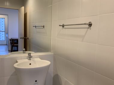 ขาย Aspire Sathorn-Taksin ห้องมุม ราคาดี เพียง 3,400,000 บาท รวมค่าใช้จ่ายทุกอย่าง 1 ห้องนอน 1 ห้องน้ำ 46 ตรม. ห้องมุม ใกล้ BTS พระโขนง เฟอร์นิเจอร์ครบพร้อมเข้าอยู่