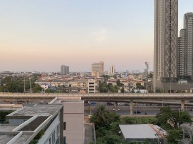 ขาย Aspire Sathorn-Taksin ห้องมุม ราคาดี เพียง 3,400,000 บาท รวมค่าใช้จ่ายทุกอย่าง 1 ห้องนอน 1 ห้องน้ำ 46 ตรม. ห้องมุม ใกล้ BTS พระโขนง เฟอร์นิเจอร์ครบพร้อมเข้าอยู่