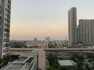 ขาย Aspire Sathorn-Taksin ห้องมุม ราคาดี เพียง 3,400,000 บาท รวมค่าใช้จ่ายทุกอย่าง 1 ห้องนอน 1 ห้องน้ำ 46 ตรม. ห้องมุม ใกล้ BTS พระโขนง เฟอร์นิเจอร์ครบพร้อมเข้าอยู่