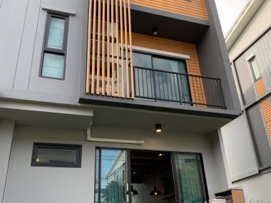 ทาวน์เฮ้าส์หลังมุมไตล์โมเดิร์นพร้อมสวนหลังบ้านส่วนตัว โครงการ Eco Space Bangna