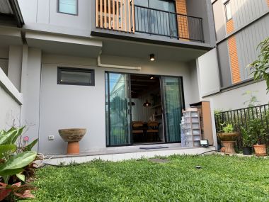 ทาวน์เฮ้าส์หลังมุมไตล์โมเดิร์นพร้อมสวนหลังบ้านส่วนตัว โครงการ Eco Space Bangna