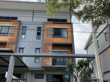 ทาวน์เฮ้าส์หลังมุมไตล์โมเดิร์นพร้อมสวนหลังบ้านส่วนตัว โครงการ Eco Space Bangna