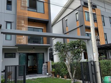 ทาวน์เฮ้าส์หลังมุมไตล์โมเดิร์นพร้อมสวนหลังบ้านส่วนตัว โครงการ Eco Space Bangna