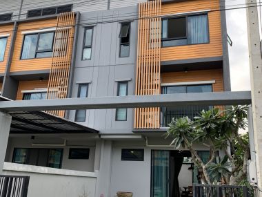 ทาวน์เฮ้าส์หลังมุมไตล์โมเดิร์นพร้อมสวนหลังบ้านส่วนตัว โครงการ Eco Space Bangna