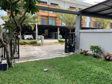 ทาวน์เฮ้าส์หลังมุมไตล์โมเดิร์นพร้อมสวนหลังบ้านส่วนตัว โครงการ Eco Space Bangna