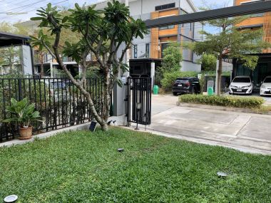 ทาวน์เฮ้าส์หลังมุมไตล์โมเดิร์นพร้อมสวนหลังบ้านส่วนตัว โครงการ Eco Space Bangna