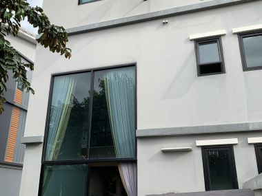 ทาวน์เฮ้าส์หลังมุมไตล์โมเดิร์นพร้อมสวนหลังบ้านส่วนตัว โครงการ Eco Space Bangna