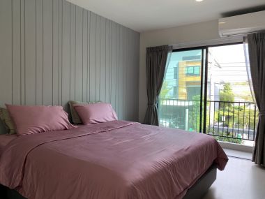 ทาวน์เฮ้าส์หลังมุมไตล์โมเดิร์นพร้อมสวนหลังบ้านส่วนตัว โครงการ Eco Space Bangna