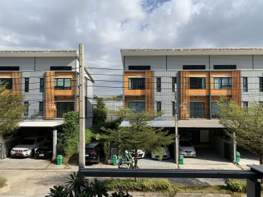 ทาวน์เฮ้าส์หลังมุมไตล์โมเดิร์นพร้อมสวนหลังบ้านส่วนตัว โครงการ Eco Space Bangna