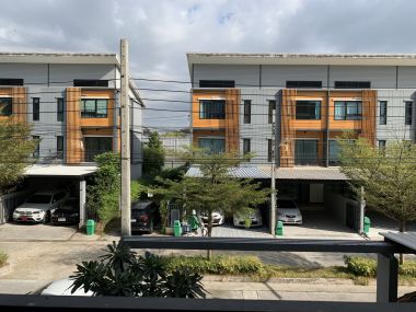 ทาวน์เฮ้าส์หลังมุมไตล์โมเดิร์นพร้อมสวนหลังบ้านส่วนตัว โครงการ Eco Space Bangna