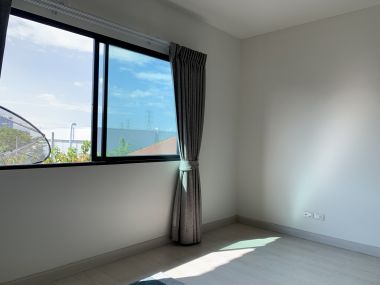 ทาวน์เฮ้าส์หลังมุมไตล์โมเดิร์นพร้อมสวนหลังบ้านส่วนตัว โครงการ Eco Space Bangna