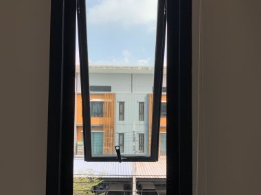 ทาวน์เฮ้าส์หลังมุมไตล์โมเดิร์นพร้อมสวนหลังบ้านส่วนตัว โครงการ Eco Space Bangna