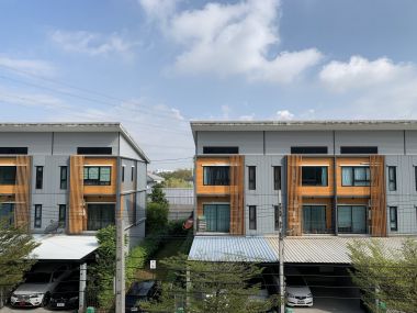 ทาวน์เฮ้าส์หลังมุมไตล์โมเดิร์นพร้อมสวนหลังบ้านส่วนตัว โครงการ Eco Space Bangna