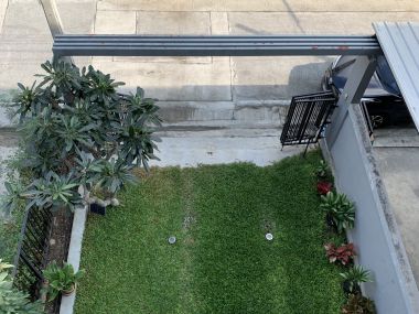 ทาวน์เฮ้าส์หลังมุมไตล์โมเดิร์นพร้อมสวนหลังบ้านส่วนตัว โครงการ Eco Space Bangna