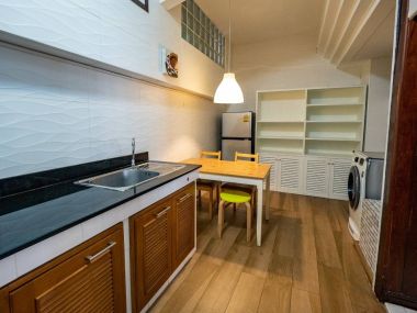 ** ปล่อยเช่าทาวน์เฮ้าส์ ** Ekkamai Villas ในราคาเพียง 50, 000บาท/เดือน 4ชั้น 5 ห้องนอน 5 ห้องน้ำ มีห้องแม่บ้าน ขนาด 24 ตรว. พื้นที่ใช้สอย 350 ตรม. เฟอร์นิเจอร์ครบพร้อมเข้าอยู่