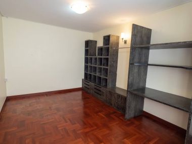 ** ปล่อยเช่าทาวน์เฮ้าส์ ** Ekkamai Villas ในราคาเพียง 50, 000บาท/เดือน 4ชั้น 5 ห้องนอน 5 ห้องน้ำ มีห้องแม่บ้าน ขนาด 24 ตรว. พื้นที่ใช้สอย 350 ตรม. เฟอร์นิเจอร์ครบพร้อมเข้าอยู่