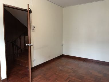 ** ปล่อยเช่าทาวน์เฮ้าส์ ** Ekkamai Villas ในราคาเพียง 50, 000บาท/เดือน 4ชั้น 5 ห้องนอน 5 ห้องน้ำ มีห้องแม่บ้าน ขนาด 24 ตรว. พื้นที่ใช้สอย 350 ตรม. เฟอร์นิเจอร์ครบพร้อมเข้าอยู่