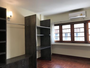 ** ปล่อยเช่าทาวน์เฮ้าส์ ** Ekkamai Villas ในราคาเพียง 50, 000บาท/เดือน 4ชั้น 5 ห้องนอน 5 ห้องน้ำ มีห้องแม่บ้าน ขนาด 24 ตรว. พื้นที่ใช้สอย 350 ตรม. เฟอร์นิเจอร์ครบพร้อมเข้าอยู่