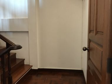 ** ปล่อยเช่าทาวน์เฮ้าส์ ** Ekkamai Villas ในราคาเพียง 50, 000บาท/เดือน 4ชั้น 5 ห้องนอน 5 ห้องน้ำ มีห้องแม่บ้าน ขนาด 24 ตรว. พื้นที่ใช้สอย 350 ตรม. เฟอร์นิเจอร์ครบพร้อมเข้าอยู่