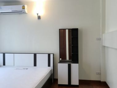 ** ปล่อยเช่าทาวน์เฮ้าส์ ** Ekkamai Villas ในราคาเพียง 50, 000บาท/เดือน 4ชั้น 5 ห้องนอน 5 ห้องน้ำ มีห้องแม่บ้าน ขนาด 24 ตรว. พื้นที่ใช้สอย 350 ตรม. เฟอร์นิเจอร์ครบพร้อมเข้าอยู่