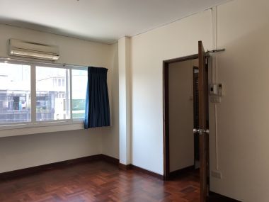 ** ปล่อยเช่าทาวน์เฮ้าส์ ** Ekkamai Villas ในราคาเพียง 50, 000บาท/เดือน 4ชั้น 5 ห้องนอน 5 ห้องน้ำ มีห้องแม่บ้าน ขนาด 24 ตรว. พื้นที่ใช้สอย 350 ตรม. เฟอร์นิเจอร์ครบพร้อมเข้าอยู่