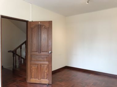 ** ปล่อยเช่าทาวน์เฮ้าส์ ** Ekkamai Villas ในราคาเพียง 50, 000บาท/เดือน 4ชั้น 5 ห้องนอน 5 ห้องน้ำ มีห้องแม่บ้าน ขนาด 24 ตรว. พื้นที่ใช้สอย 350 ตรม. เฟอร์นิเจอร์ครบพร้อมเข้าอยู่