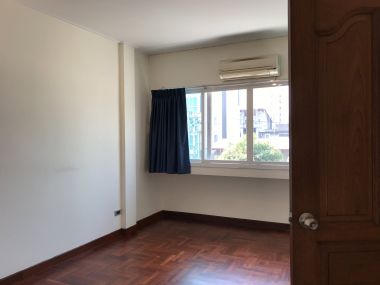 ** ปล่อยเช่าทาวน์เฮ้าส์ ** Ekkamai Villas ในราคาเพียง 50, 000บาท/เดือน 4ชั้น 5 ห้องนอน 5 ห้องน้ำ มีห้องแม่บ้าน ขนาด 24 ตรว. พื้นที่ใช้สอย 350 ตรม. เฟอร์นิเจอร์ครบพร้อมเข้าอยู่