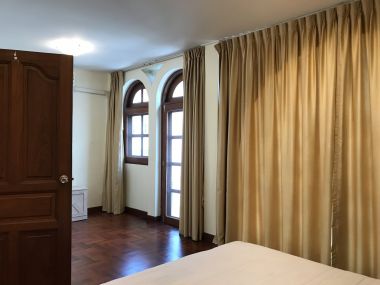 ** ปล่อยเช่าทาวน์เฮ้าส์ ** Ekkamai Villas ในราคาเพียง 50, 000บาท/เดือน 4ชั้น 5 ห้องนอน 5 ห้องน้ำ มีห้องแม่บ้าน ขนาด 24 ตรว. พื้นที่ใช้สอย 350 ตรม. เฟอร์นิเจอร์ครบพร้อมเข้าอยู่