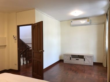 ** ปล่อยเช่าทาวน์เฮ้าส์ ** Ekkamai Villas ในราคาเพียง 50, 000บาท/เดือน 4ชั้น 5 ห้องนอน 5 ห้องน้ำ มีห้องแม่บ้าน ขนาด 24 ตรว. พื้นที่ใช้สอย 350 ตรม. เฟอร์นิเจอร์ครบพร้อมเข้าอยู่